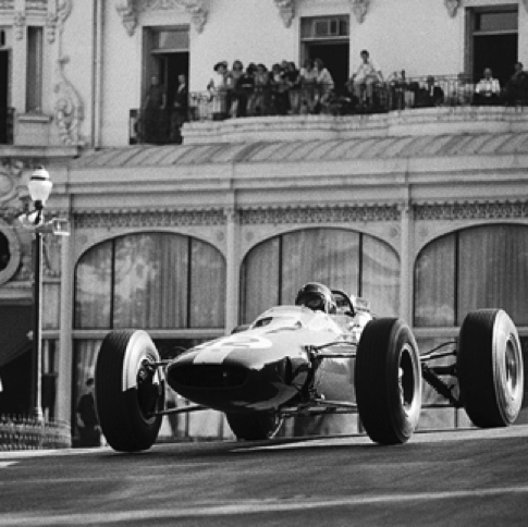 Monaco toujours, virage en bosse du grand hôtel, la Lotus 33 est délestée  et décolle presque...